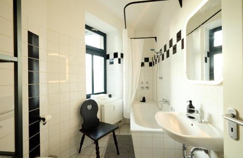 Schwerin Apartment | Ruhige zentrale 2 Zimmer Wohnung mit Balkon in Schwerin