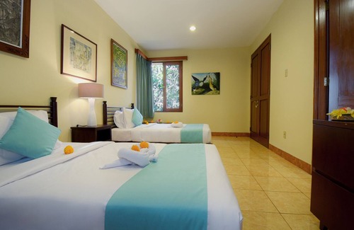 Penestanan House | Rumah Ganesha-Twin bedroom with tropical serenity in the ubud center