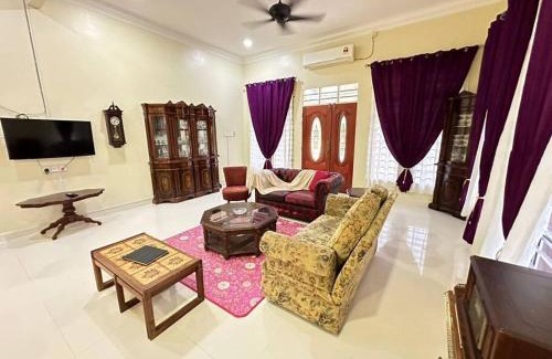 Kampung Pagar Besi House | Rumah Layar