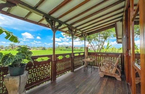 Mambal Villa | Rumah Tengah Sawah