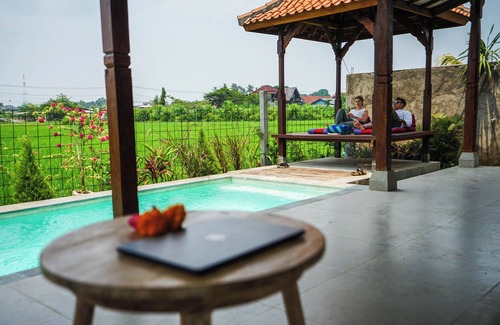 Mambal Villa | Rumah Tengah Sawah