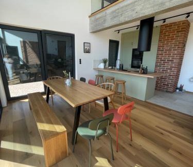 Jedwabno Apartment | Rumiane pola - stodoła na Mazurach z widokiem na jezioro