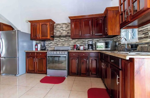 Runaway Bay Apartment | Runaway Bay Gem