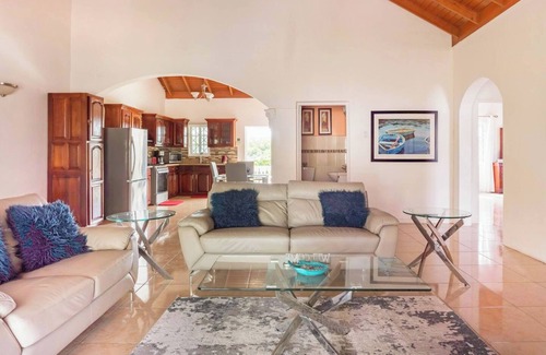 Runaway Bay Apartment | Runaway Bay Gem