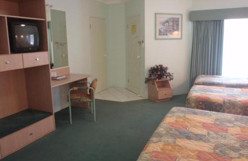 Runaway Bay Hotel | Runaway Bay Motor Inn