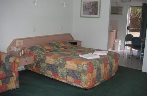 Runaway Bay Hotel | Runaway Bay Motor Inn