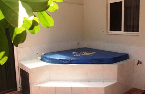 Runaway Bay Hotel | Runaway Bay Motor Inn