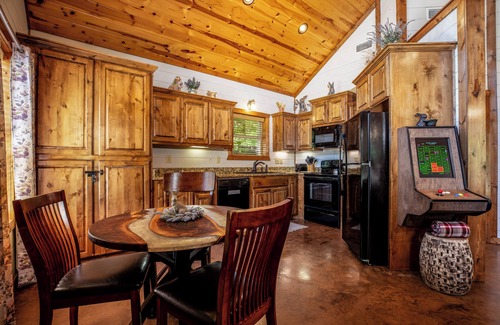 Hochatown Cabin | Runaway Rabbit: 1BR, 1 Bath, Sleeps 2