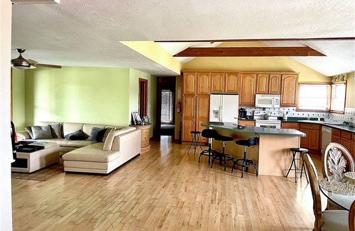 Gasport House | Rural 4 bedroom stay!