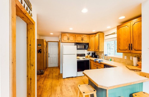 Hoodsport House | Rural, dog-friendly home with loft, deck, firepit, private grill, and game room