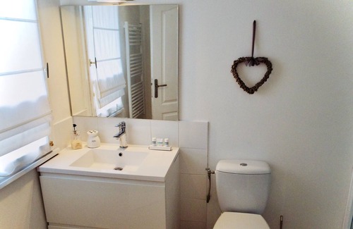 Asnieres sur Vegre Cottage | Rural gîte with Pool, WIFI, 2 Bedrooms 2 BA