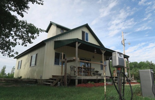 Bottineau House | Rural Getaway at Homestead Lodge