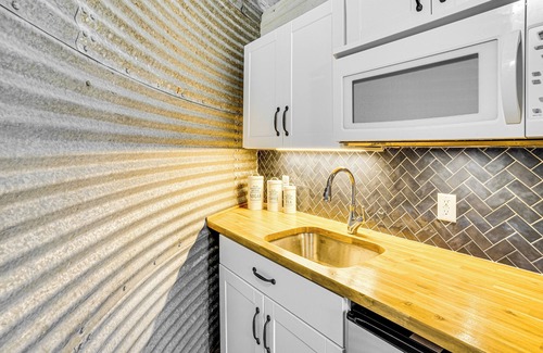 Dennis Cabin | Rural Retreat w/Water View! 9 Mi to Dtwn Granbury