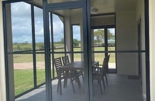 Gumlow House | Rural Setting - Close to shops, Townsville Hospital and Riverway