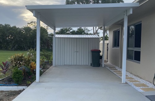 Gumlow House | Rural Setting - Close to shops, Townsville Hospital and Riverway