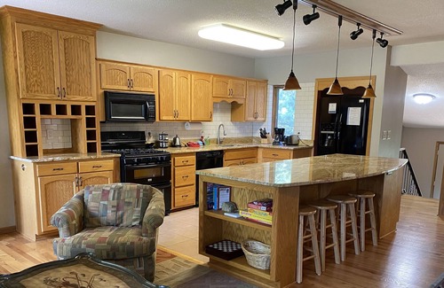 Lake Elmo House | Rural Setting with wildlife viewing, 10 mins to Saint Paul