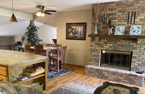 Lake Elmo House | Rural Setting with wildlife viewing, 10 mins to Saint Paul