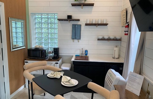 Lauraville Cottage | Ruscincy’s Rest "minutes drive to Orioles stadium"