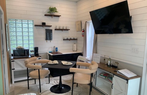 Lauraville Cottage | Ruscincy’s Rest "minutes drive to Orioles stadium"