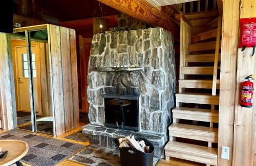 Akaslompolo Ski Chalet | Ruska 2, Ylläs, Äkäslompolo, Lapland - Log Cabin with Lake and Fell Scenery