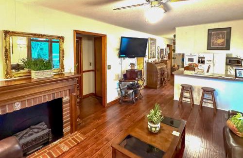 Windsor House | Russell Springs Getaway, 10 Mi to Lake Cumberland!