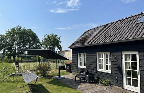 Municipality of Culemborg Cottage | Rust en Ruimte in een Knusse Cottage aan de Lek Naast Werk aan het Spoel