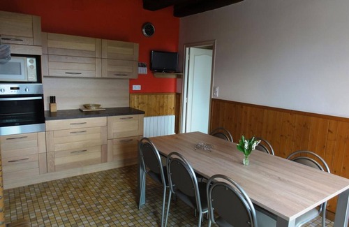 Saint-Quentin-sur-le-Homme Cottage | Rustic house with fireplace, garden and pets allowed