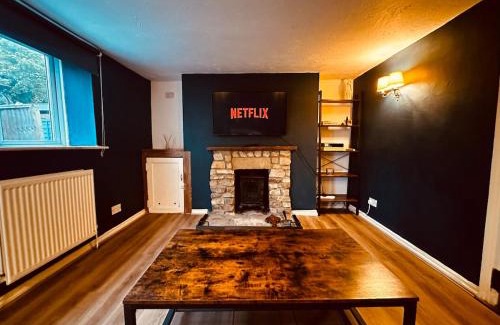 Crowborough House | Rustic 18th century stone cottage with fireplace and parking