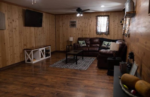 Taylor House | Rustic 2 bedroom Cabin 20 mins from Calamus Res.