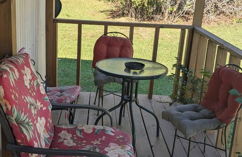 Delhi House | Rustic, 2-bedroom mobile home that's pet friendly.