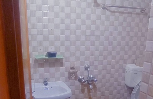 South Dum Dum Apartment | Rustic 2BHK Flat in Dum Dum Kolkata with AC
