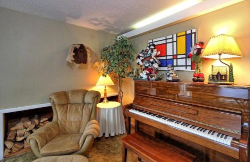 Killington House | Rustic 3 bedroom home Moose Lodge