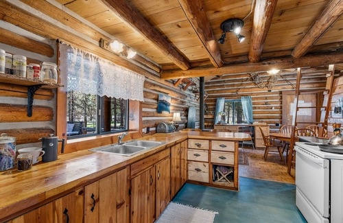 La Pine Cabin | Rustic and cozy log home, Room for the entire family.