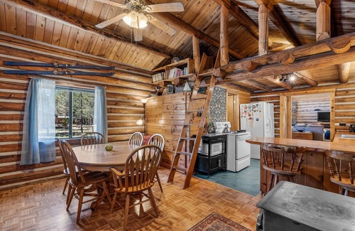 La Pine Cabin | Rustic and cozy log home, Room for the entire family.