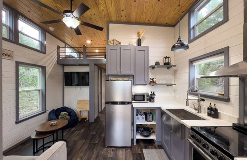 Canyon Lake Cottage | Rustic and Private 5 Acre with Cottage for 4 w/Hot Tub, Grill, Fire Pit + More!
