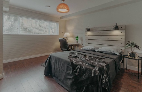 Surrey House | Rustic Aurora- Free Parking & Free WIFI(2 mins away from Downtown Surrey)