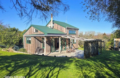 Pukehina House | Rustic Beach Hideaway