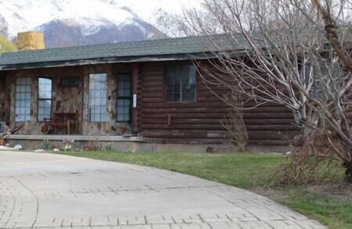 Uintah House | Rustic & Bright 1 Bed Apt.