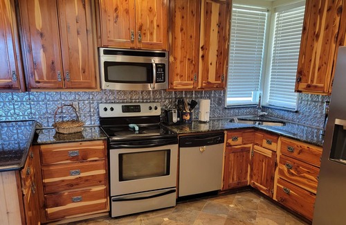 Cleburne House | Rustic Bunkhouse on 6 acres - 30 minutes from Fort Worth!