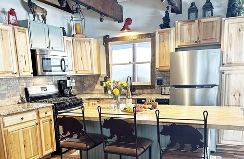 Island Park Cabin | Rustic Cabin Charm|Modern Amenities|AC|Arcade|Bear Paw Lodge