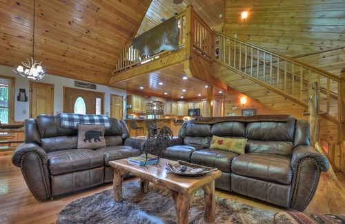Mineral Bluff Cabin | Rustic Cabin w/3 En suite BR+Game Room+Hot Tub