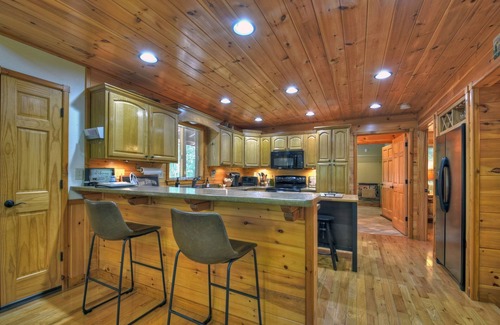 Mineral Bluff Cabin | Rustic Cabin w/3 En suite BR+Game Room+Hot Tub