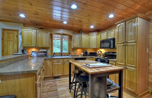 Mineral Bluff Cabin | Rustic Cabin w/3 En suite BR+Game Room+Hot Tub