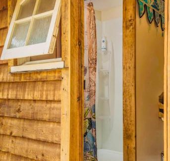 Alexandra House | Rustic cabin with hot tub - Homewood Forest Retreat