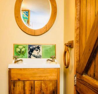 Alexandra House | Rustic cabin with hot tub - Homewood Forest Retreat