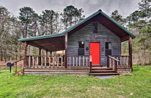 Broken Bow House | Rustic Cabin with Hot Tub Near Broken Bow Lake!