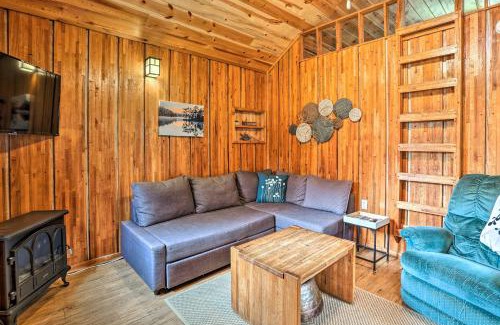 Broken Bow House | Rustic Cabin with Hot Tub Near Broken Bow Lake!