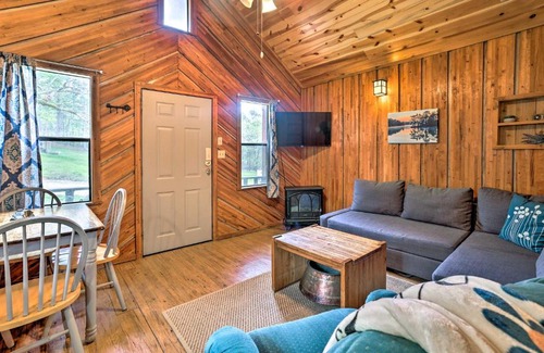 Broken Bow House | Rustic Cabin with Hot Tub Near Broken Bow Lake!