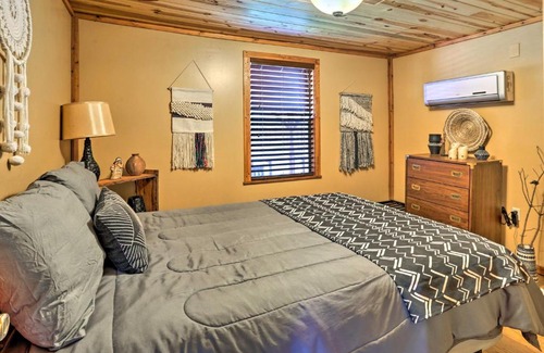 Broken Bow House | Rustic Cabin with Hot Tub Near Broken Bow Lake!