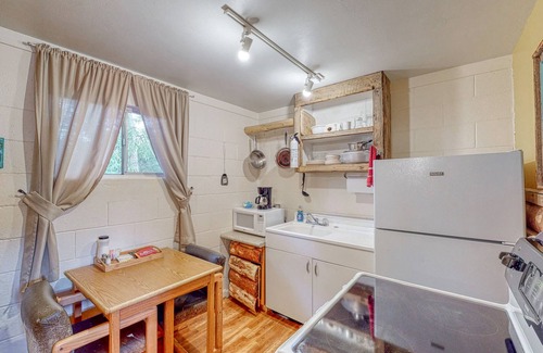 Cedaredge Cabin | Rustic cabin with magnificent shared amenities